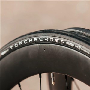 OPONA 700x25 AM CLASSIC TORCHBEARER 120TPI ZWJ.